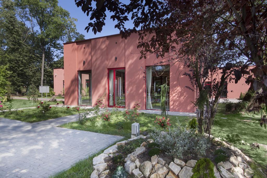 Palac Nieznanice Zabytek Goscinny Ze Spa Exterior foto