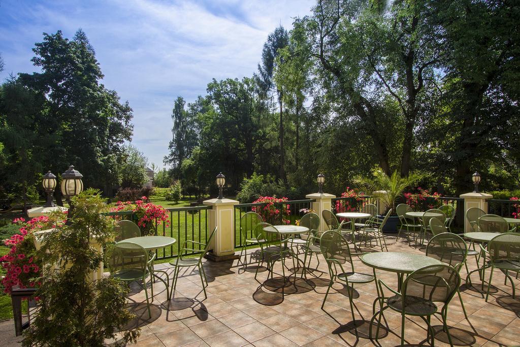 Palac Nieznanice Zabytek Goscinny Ze Spa Exterior foto